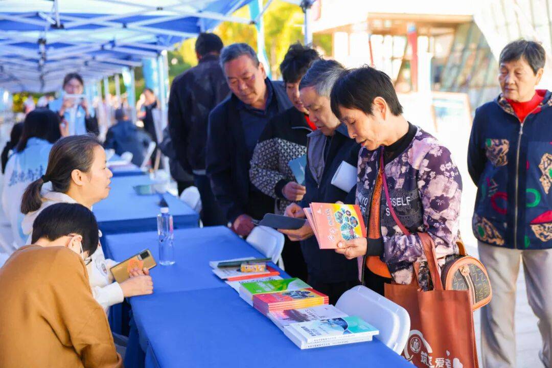 橋梓灣廣場的“打卡”長龍 暖心真相揭秘